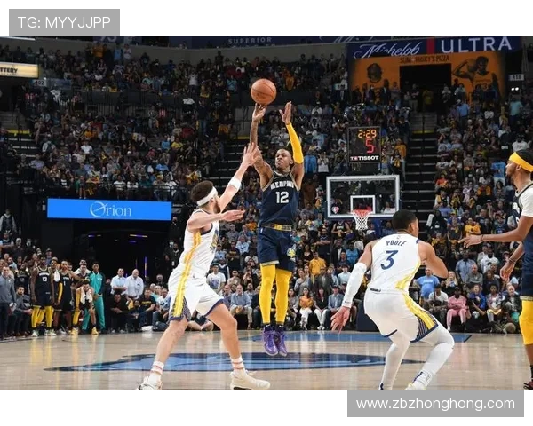 贾莫兰特在NBA赛场上的崛起与挑战：年轻球星的奋斗之路